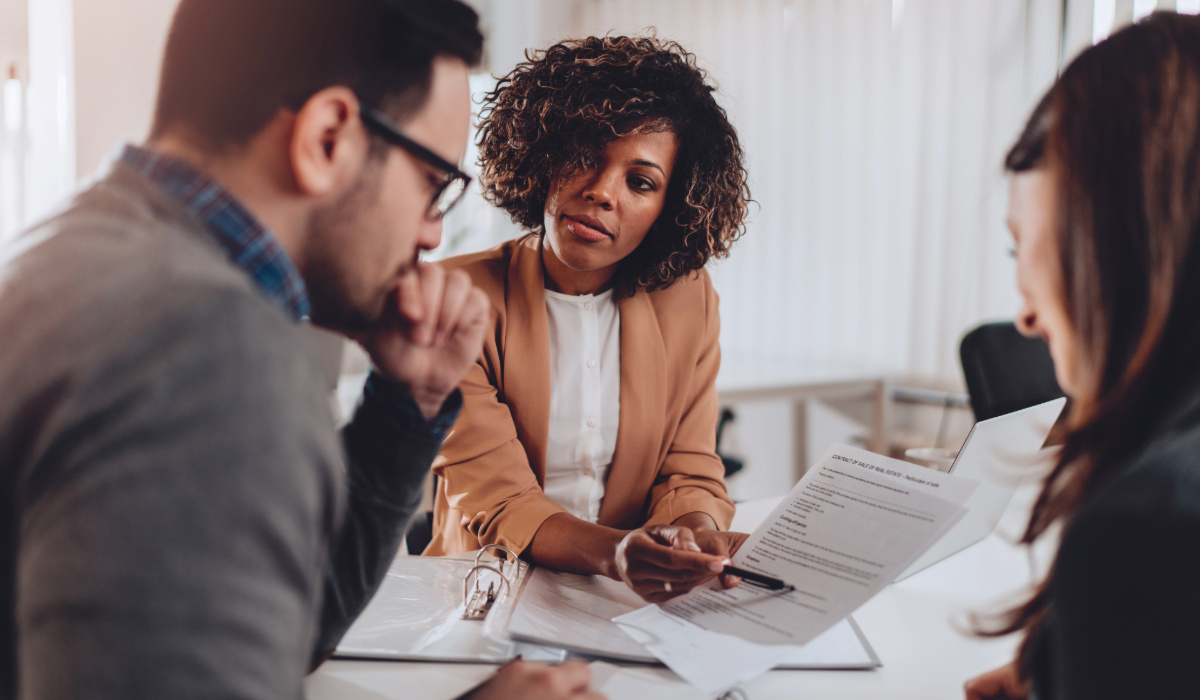 leader-meeting-with-hr-being-skeptical-about-engagement-survey_Feature image_1200x700